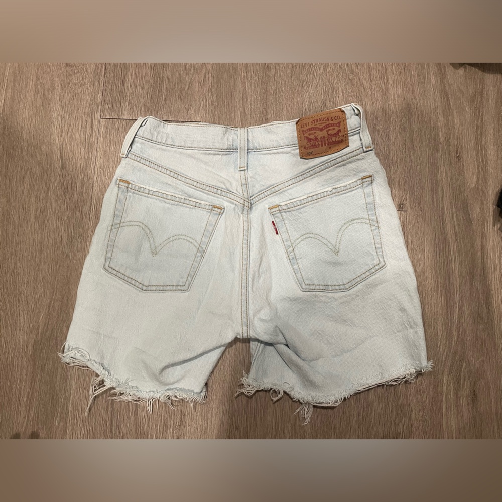 Levi’s 501 mid thigh women’s shorts